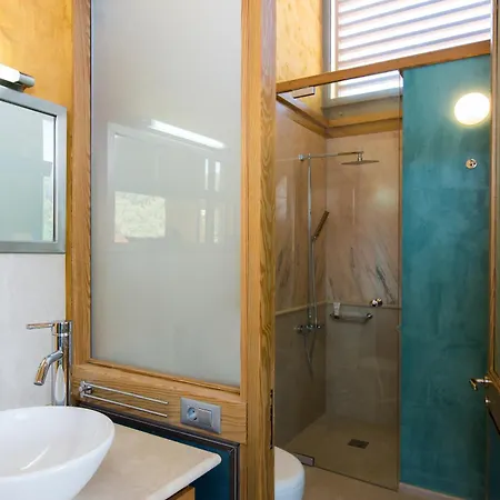 Beachfront Ravdoucha Epavlis Eleni - Pool, Hot Tub, Gym, Sauna, Private Parking, Wifi *