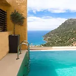 Villa Beachfront Ravdoucha Epavlis Eleni - Pool, Hot Tub, Gym, Sauna, Private Parking, Wifi *