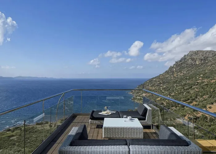 Beachfront Ravdoucha Epavlis Eleni - Pool, Hot Tub, Gym, Sauna, Private Parking, Wifi * La Canea