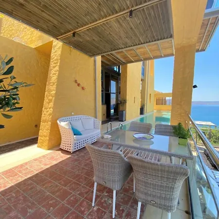 Beachfront Ravdoucha Epavlis Eleni - Pool, Hot Tub, Gym, Sauna, Private Parking, Wifi Villa Hriszí Aktí Haniá