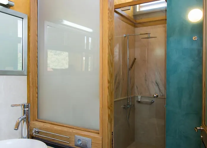 Beachfront Ravdoucha Epavlis Eleni - Pool, Hot Tub, Gym, Sauna, Private Parking, Wifi *